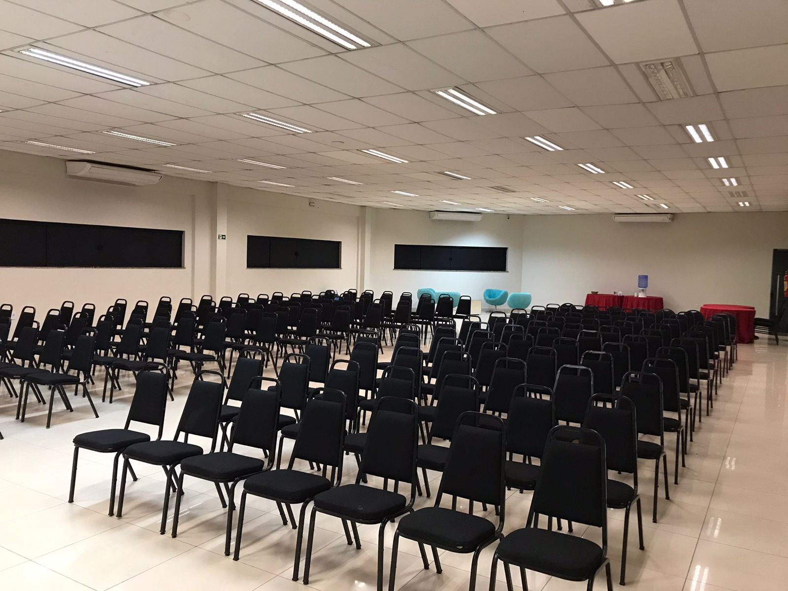 Auditório do Atrium Confort Hotel preparado para o evento